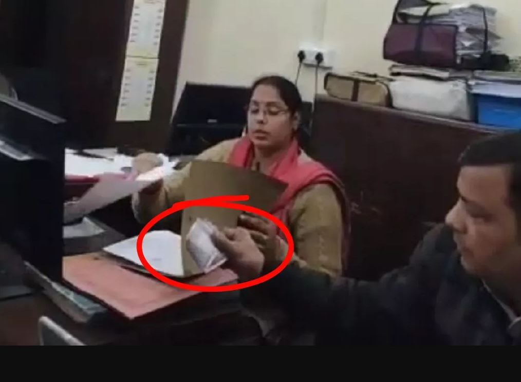 डिस्पैचर का 200 रुपये की रिश्वत लेते वीडियो वायरल,डीएम सीडीओ तक पहुंचा वीडियो,एक्सईएन ने बैठाई जांच