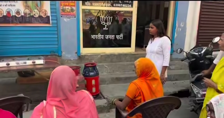 क्षेत्र वासियों के साथ बैठक कर उनकी समस्याओं को सुनती हैं पार्षद वंशिका सोनकर