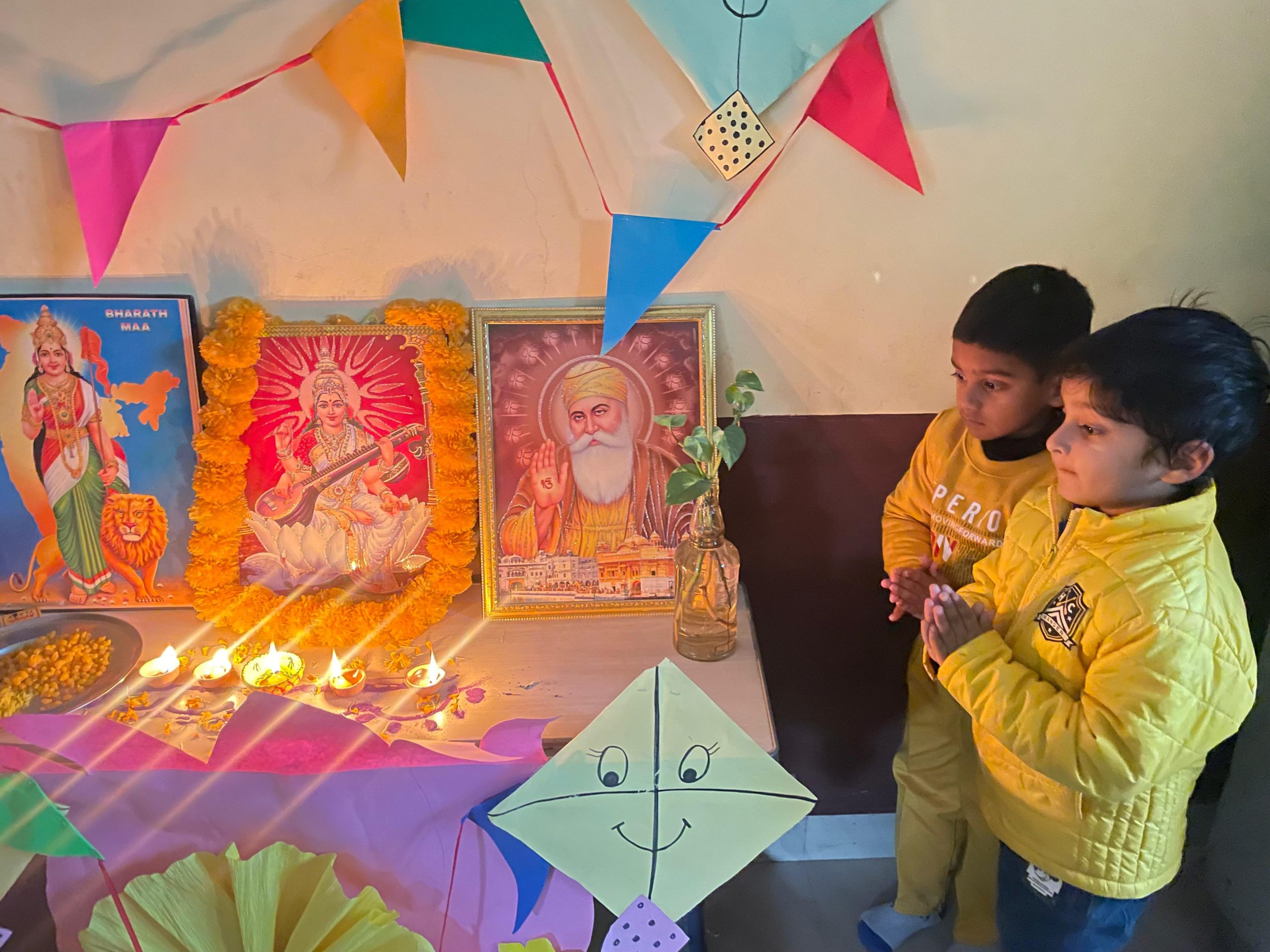 जीआरडी एकेडमी में की गई माँ सरस्वती की पूजा, मनाई गई बसन्त पंचमी