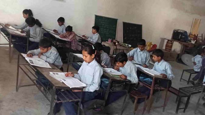 बारातघर के कक्ष में संचालित हो रहा प्राथमिक विद्यालय, बरसात में टपकता है खूब पानी